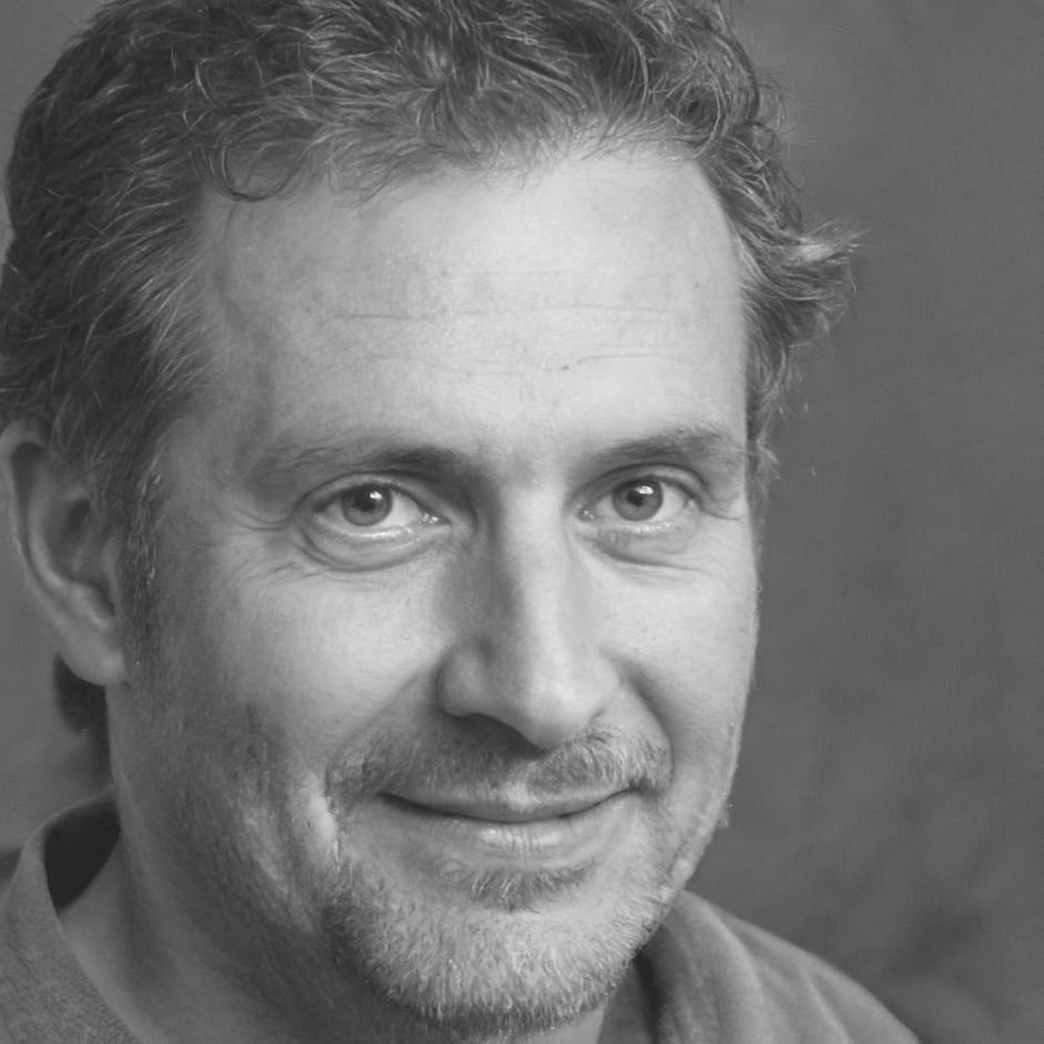 Retrato profesional de Héctor Duarte