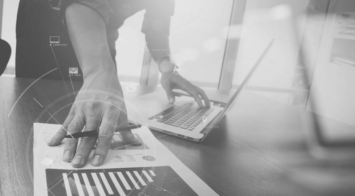 Profesionales colaborando en entorno de aprendizaje digital